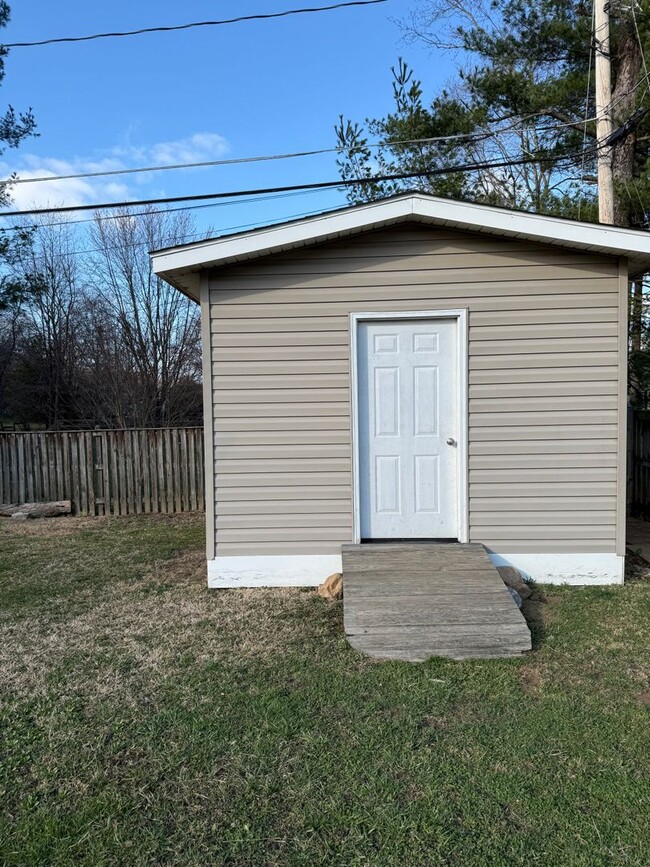 Building Photo - Charming Single Family Home Right Outside ...