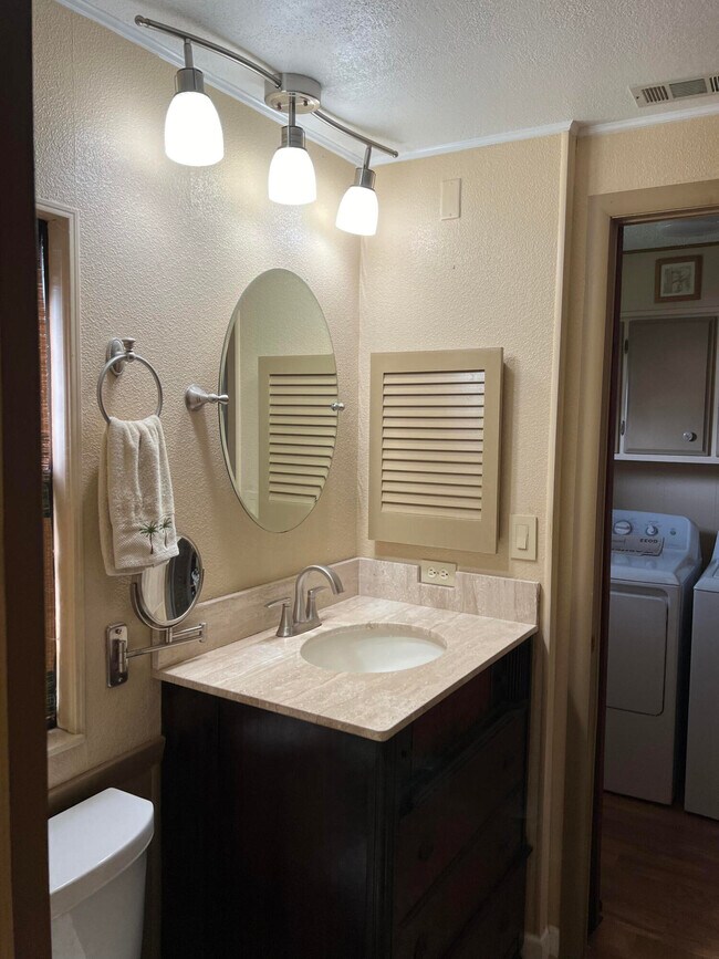 Building Photo - 2315 Coconut Palm Dr