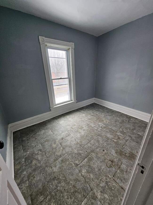 Building Photo - upper 4-bedroom unit east side