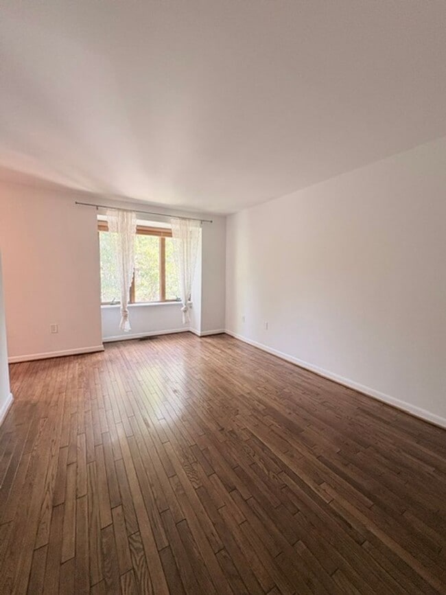 Building Photo - 2071 Golf Course Dr