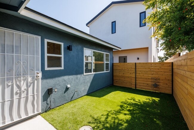 Building Photo - Welcome to your new home in the vibrant Ba...