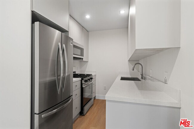 Building Photo - 420 S Sepulveda Blvd