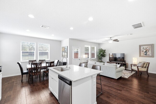 Building Photo - 5602 Chestnut Xing