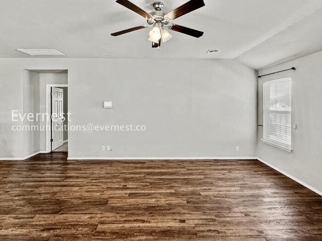 Building Photo - 3 Bed/2 Bath Home with Fenced Yard & Garage / Pet-Friendly / Available Soon!