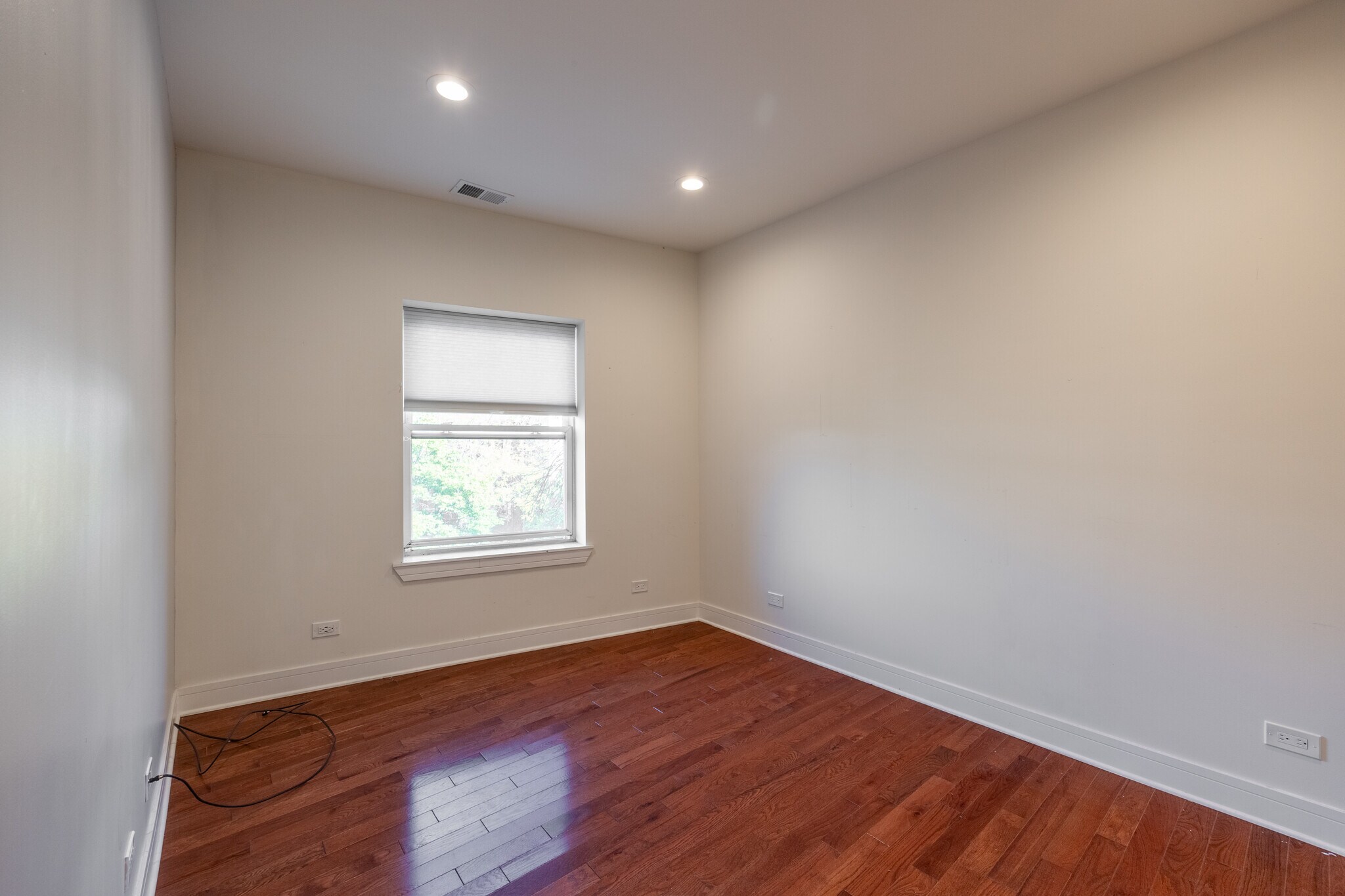 Building Photo - 1159 W Lunt Ave