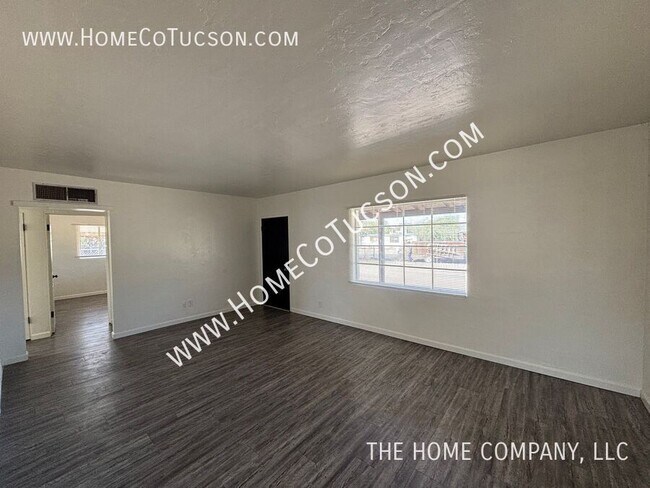 Building Photo - 833 W Jacinto St