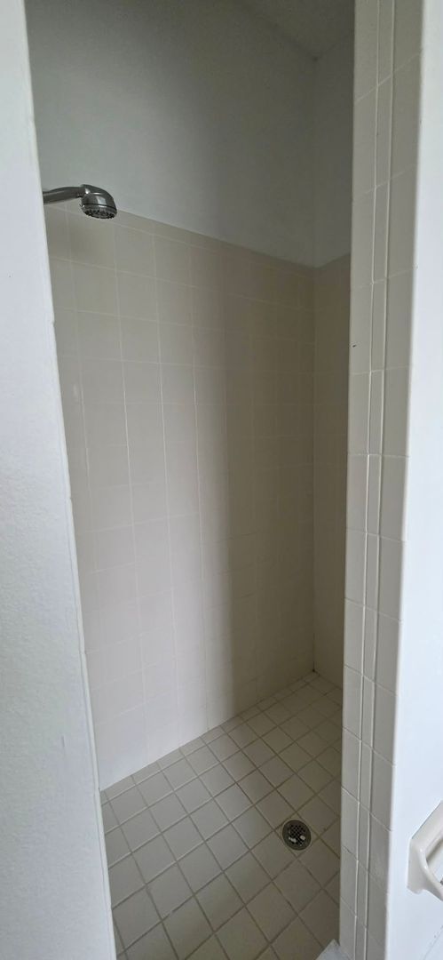 Building Photo - Spacious 3BR/2BA Home with Screened Patio and 2-Car Garage