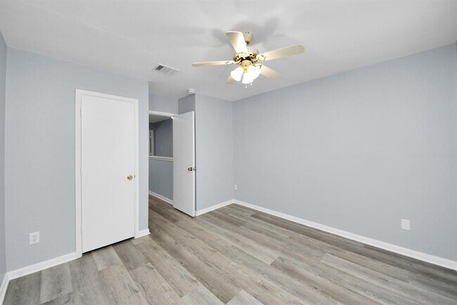 Building Photo - 10405 Shadow Oaks Dr