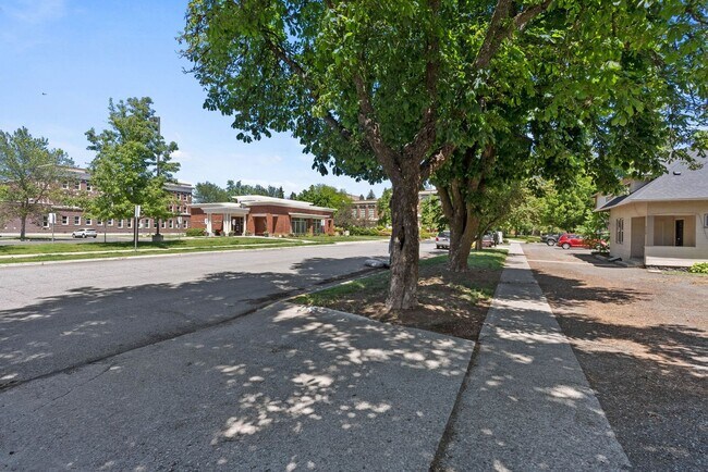 Building Photo - Renovated 5 Bed, 2 Bath House + Office EWU Off Campus Housing! AVAILABLE 7/20!