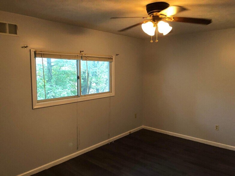 Building Photo - 103 Parish Park