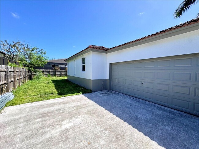 Building Photo - 21405 Ingraham Ave Rd