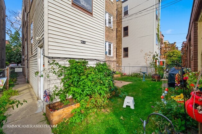 Building Photo - 2045 W Farragut Ave