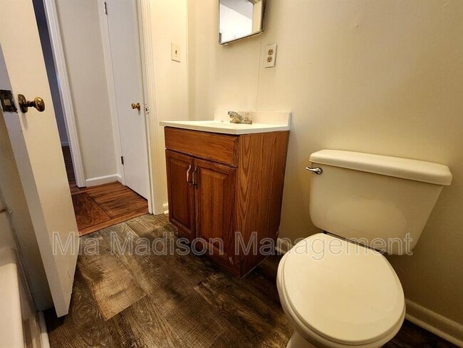 Building Photo - 105 Evora St