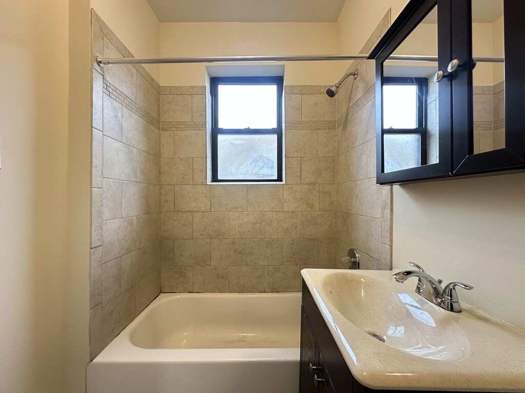 Building Photo - 4211 N Wolcott Ave