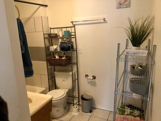 Building Photo - 614 S Washington St