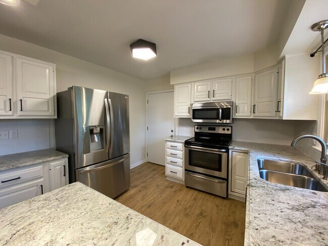 Building Photo - Available Aug 7th, 2026!