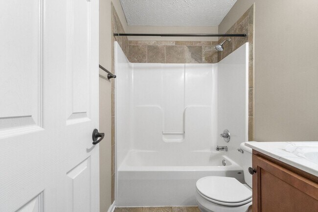 Building Photo - 2 Bedroom 1.5 Bath Townhome