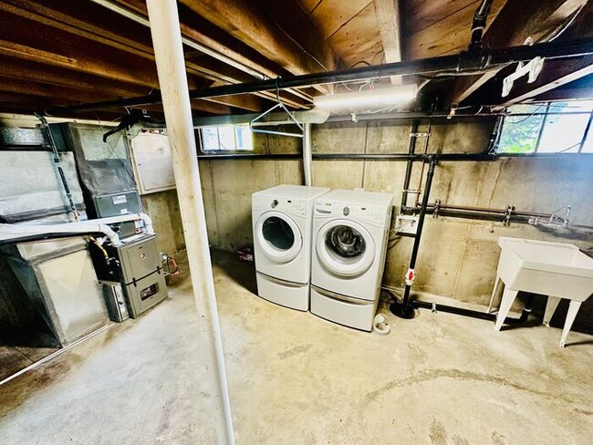 Building Photo - 470 W Pueblo St