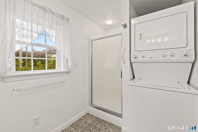 Building Photo - 120 Kenwood Rd