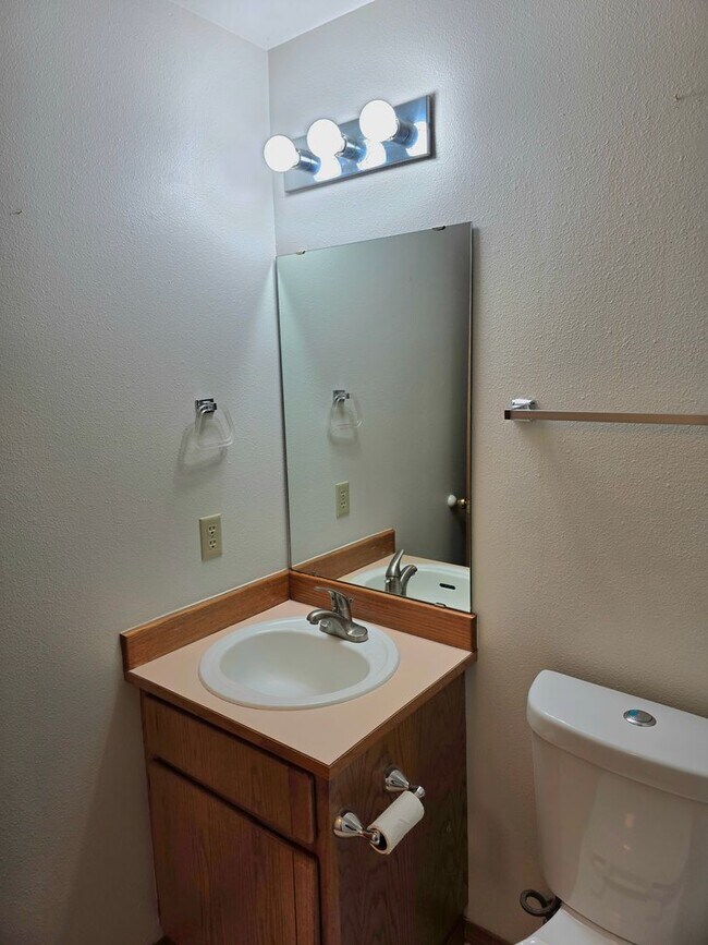 Building Photo - Federal Way tri-level rental home - 3 bedroom plus den, 3 bathrooms, 2 car garage, Available NOW!