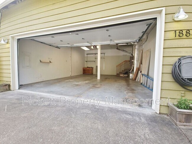 Building Photo - 18845 NE Meadow Run Dr