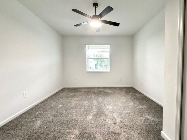 Building Photo - Like New - Large 4/4 Single Story Home wit...