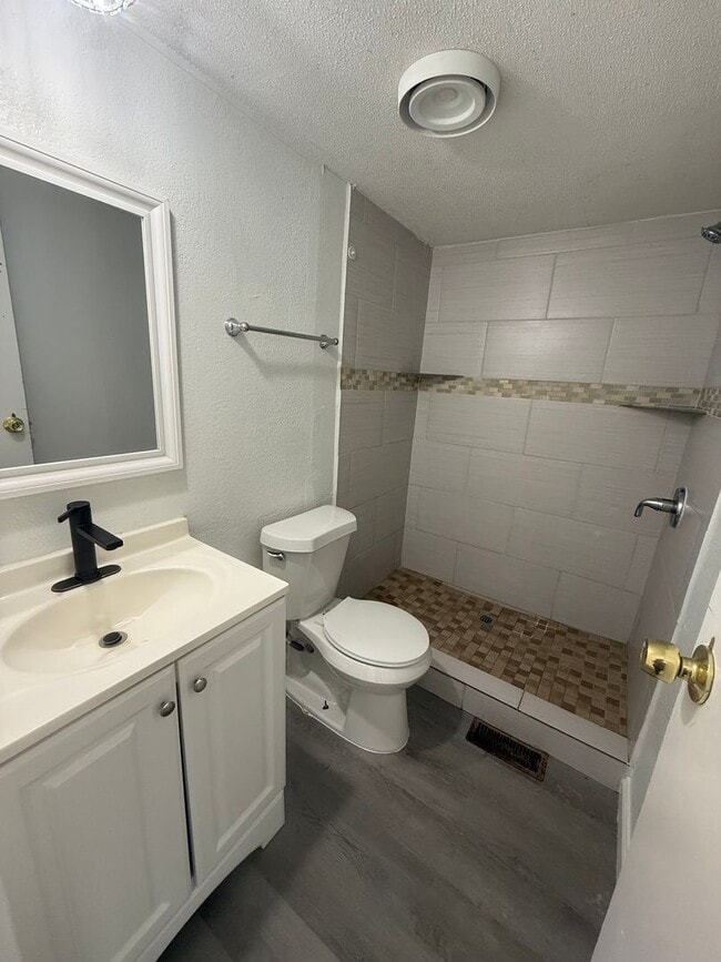 Building Photo - 3-bed/2-bath on 1 acre!