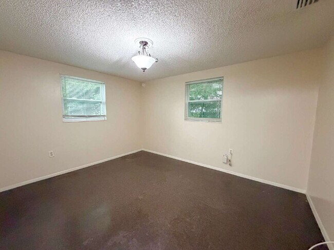 Building Photo - "Charming 3-Bedroom Gem in Land O' Lakes – Your Cozy Retreat Awaits!"