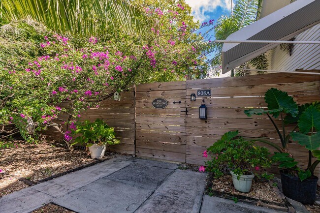 Building Photo - 808 N Palmway