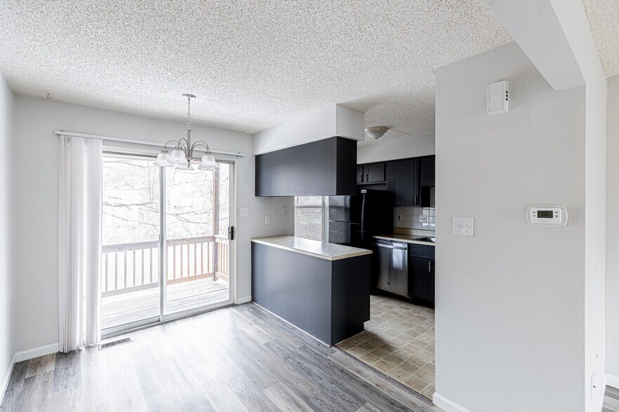 Building Photo - 2282 Highland Hill Dr