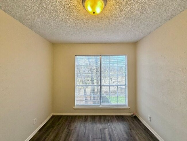 Building Photo - Tour Today! Spacious 3 Bed, 2.5 Bath Duplex