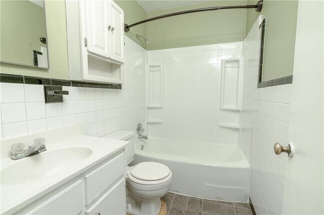 Building Photo - 100 Esplanade Ave