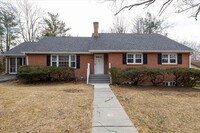 Building Photo - Spacious Blacksburg Home with Utilities In...