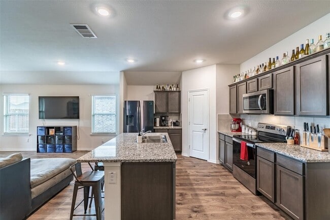 Building Photo - 121 Admiral Ln