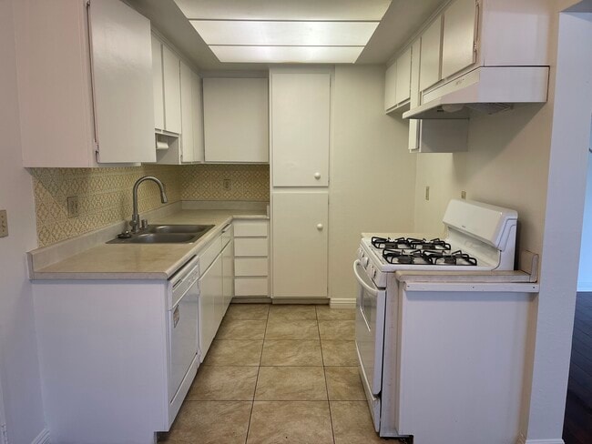 Building Photo - 16734 Cedarwood Cir