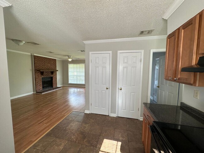 Building Photo - 2825 Shenandoah Dr