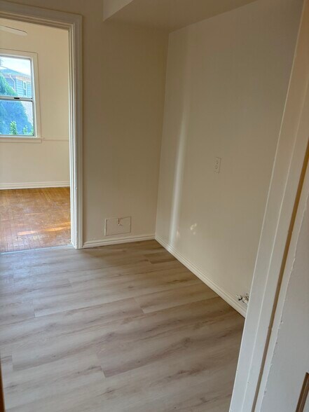Building Photo - 5631 Edgemar Ave