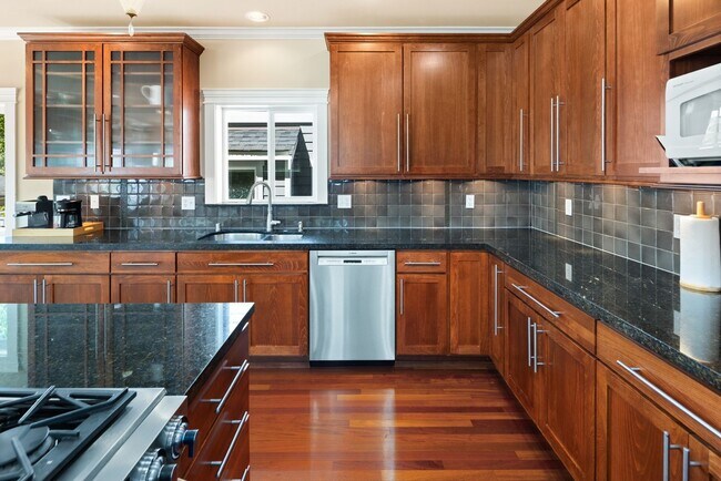 Building Photo - Gorgeous Big Ravenna Home in Seattle