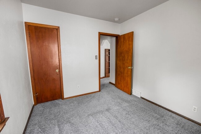Building Photo - 1 Bedroom/ 1 Bath Home - Fenced in back yard and 1 Stall Garage