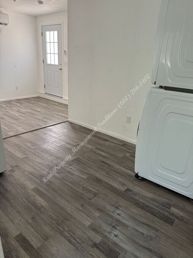 Building Photo - *** Please call us @ 661-266-1400 for info...