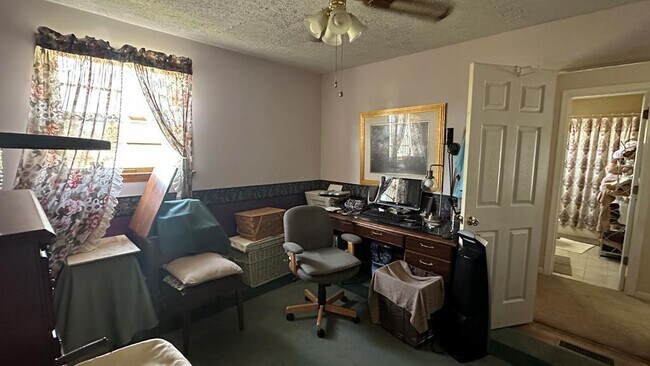 Building Photo - 204 Crest Dr