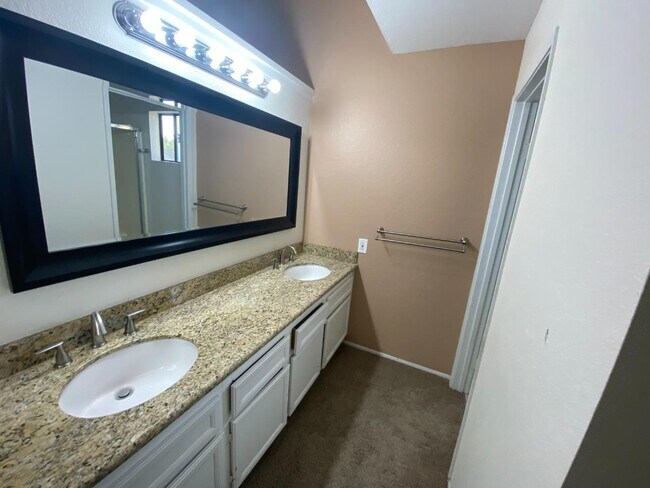Building Photo - 10381 Crosscreek Terrace