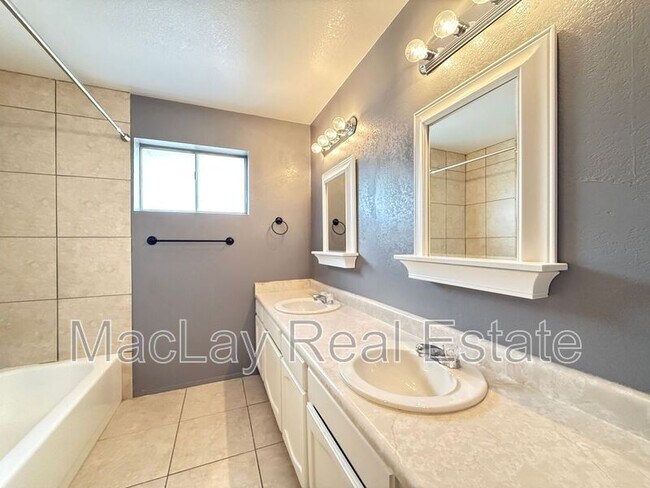 Building Photo - 2535 E Maryland Dr