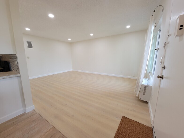 Building Photo - 1908 Clinton St