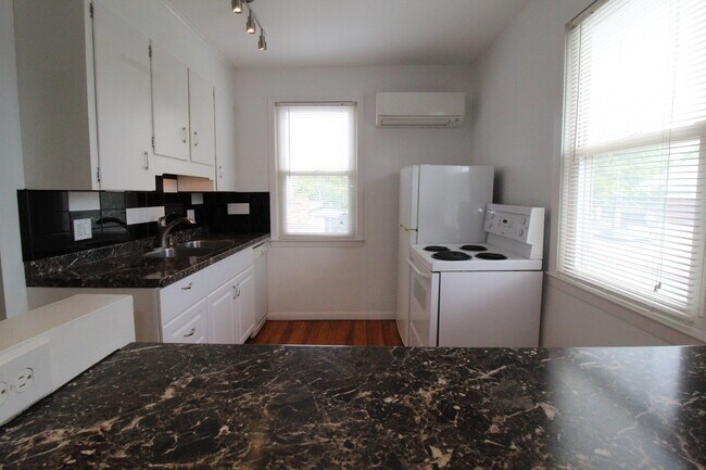 Building Photo - January FREE On This One Bedroom One Bath Apartment Near KU Med