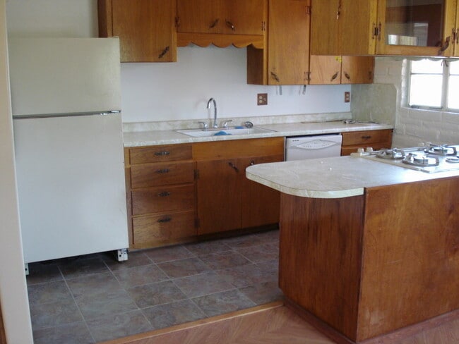 Building Photo - Peaceful Setting in J-Six