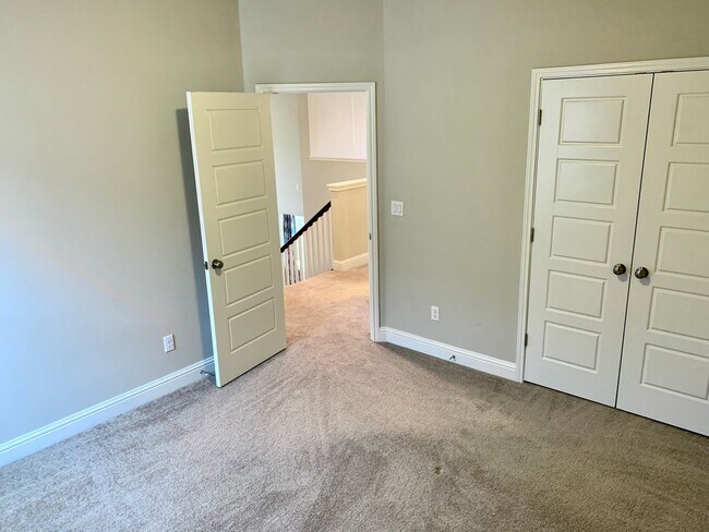 Building Photo - Gorgeous 5 bedroom home. Spacious and Elegant!