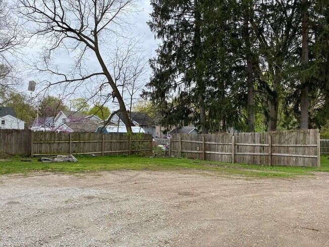 Building Photo - 1 bedroom MAIN floor apartment in Niles