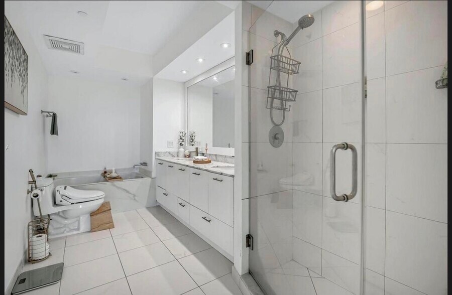 Building Photo - 500 Brickell Ave