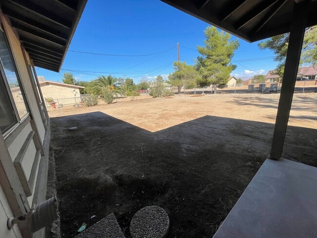 Building Photo - Hesperia-Refurbished- 3 Bedrooms, 2 Bathrooms + Den or Office, Large Property